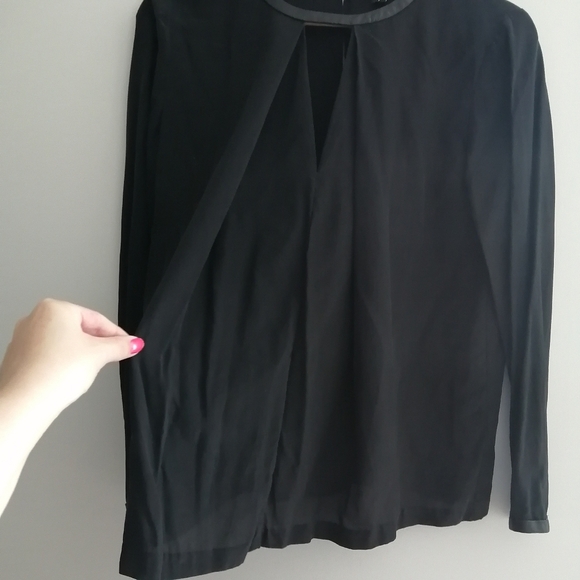 Club Monaco Silk Pleated Keyhole Neck Black Blouse With Lamb Leather Trim XS - Picture 5 of 16